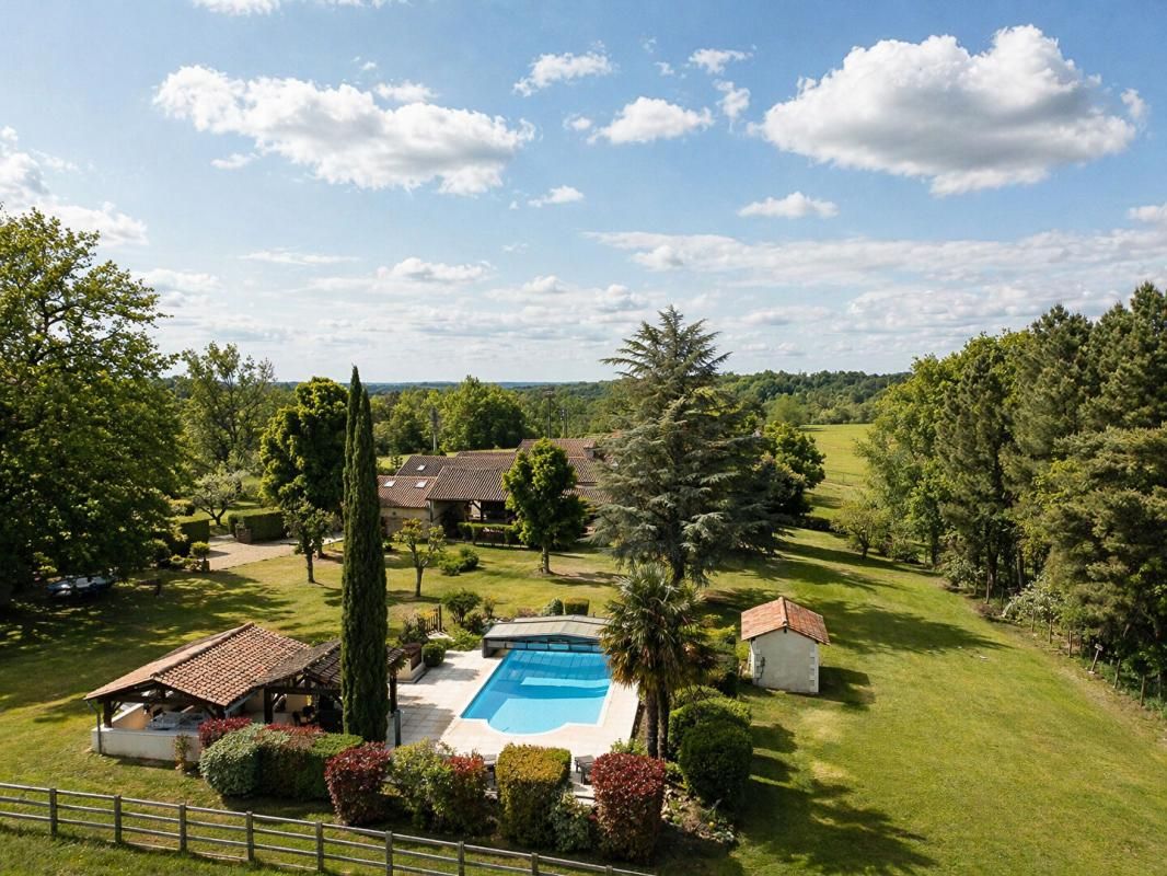 BUSSAC A vendre, superbe propriété en pierre de 245 m² habitable située à BUSSAC 24350 3