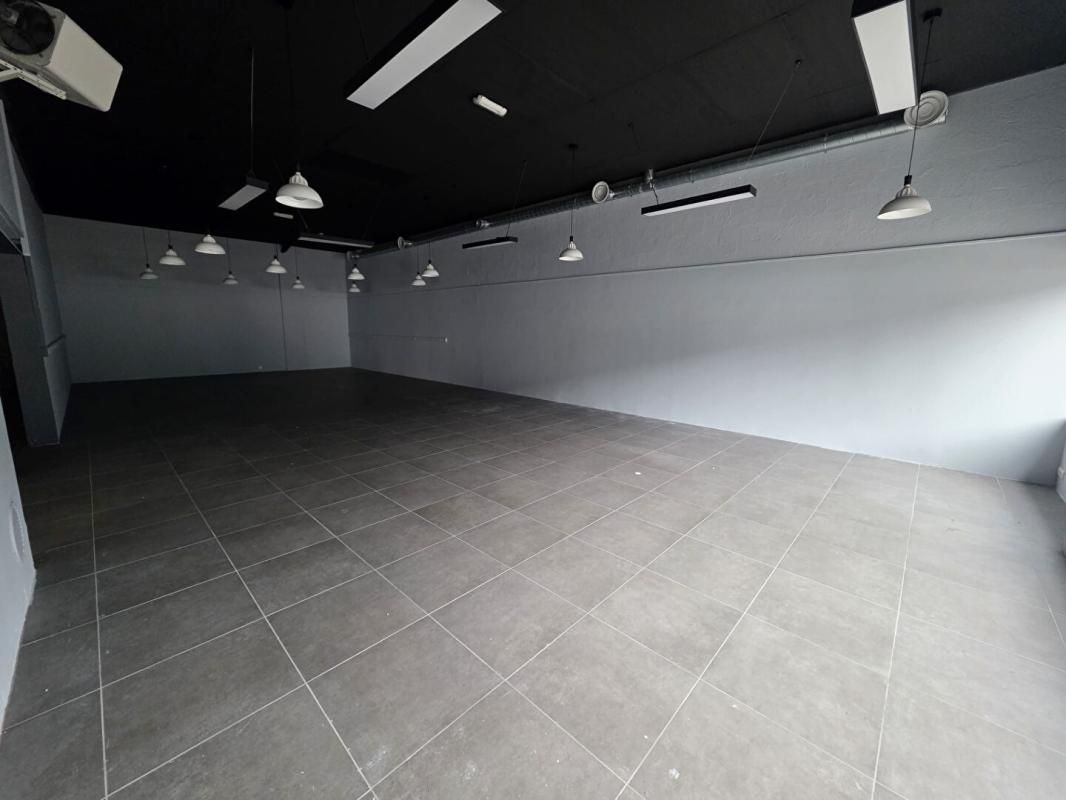 SAINT-MAXIMIN Local commercial Saint Maximin 280 m2 2