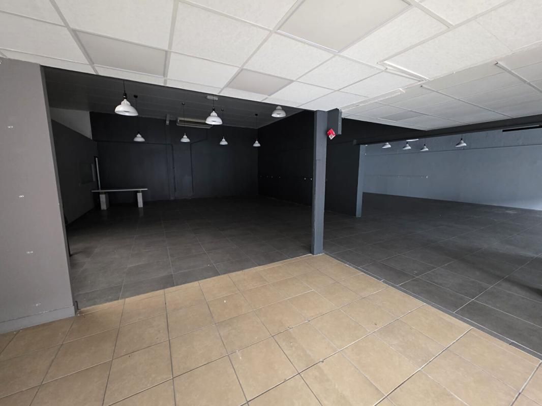 SAINT-MAXIMIN Local commercial Saint Maximin 280 m2 3