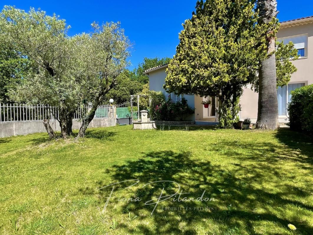 LAURIS Villa lumineuse avec piscine et dépendance sur terrain paysager 1
