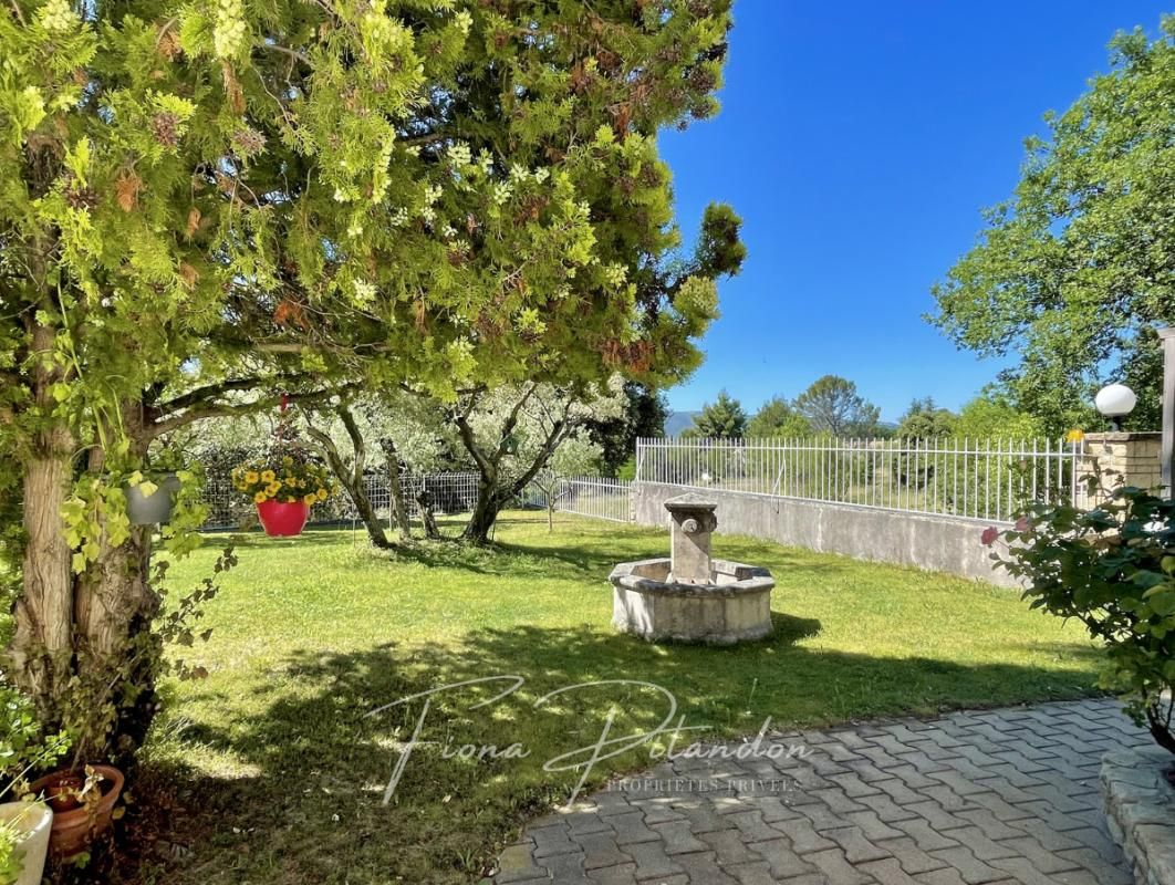 LAURIS Villa lumineuse avec piscine et dépendance sur terrain paysager 2