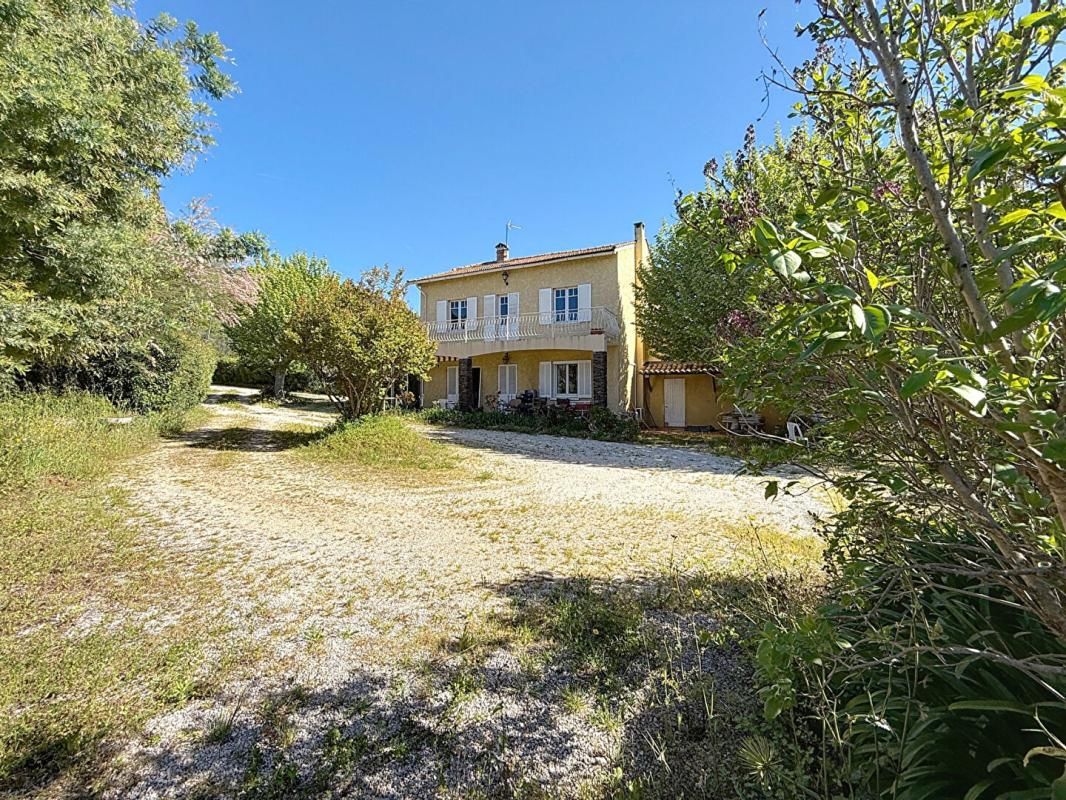 Cuers ! Propriété de 320 m2 avec garage à rénover