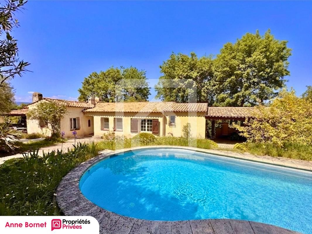 Villa 4 pièces 113 m2 de plain pied avec jardin arboré, piscine et abri voiture
