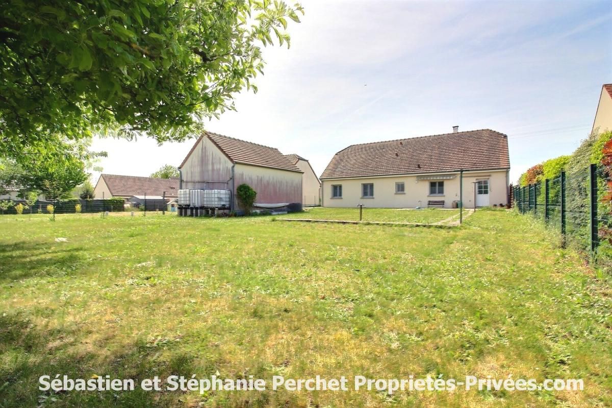 EPIEDS-EN-BEAUCE Maison de plain-pied 2006 ? 3 chambres ? grenier aménageable ? Terrain clos et arboré de 1013 m2 ? Garage 32 m² 2