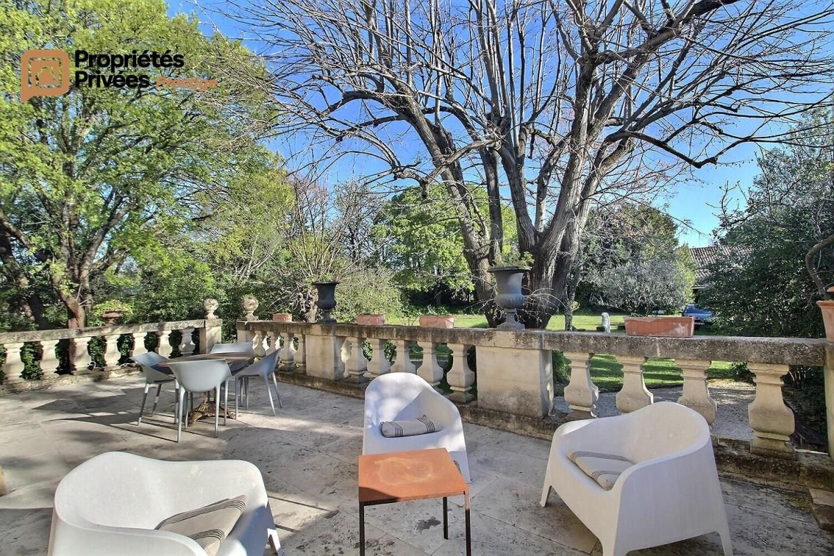 UZES Propriété d'exception en pierre au coeur d'Uzès, dans un écrin de verdure de 1800  m², offrant 423 m² habitables avec 6 chambres