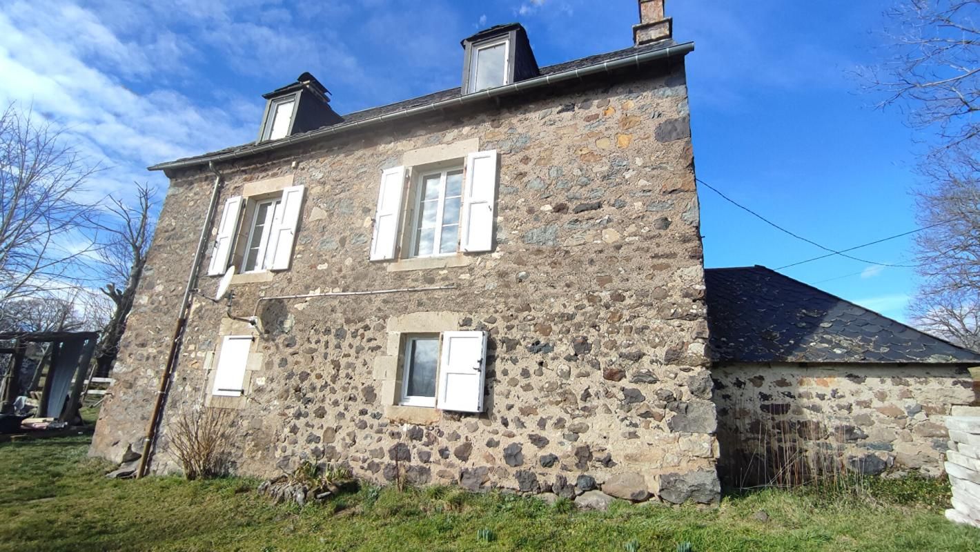 MENET Maison en pierre avec source, dépendances et vue panoramique , Menet (15400) 2