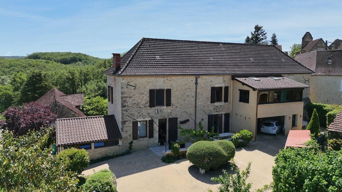 GOURDON Belle propriété en pierre avec gîte 1