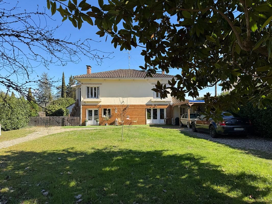 MIRAMONT-DE-GUYENNE Maison spacieuse composée de deux logements indépendants avec jardin de ville clos 1