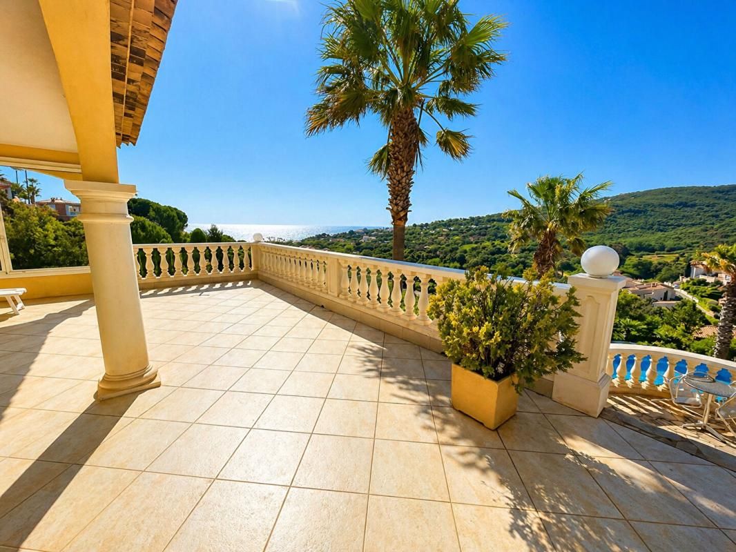 ROQUEBRUNE-SUR-ARGENS Villa Roquebrune Sur Argens 7 pièce(s) 160 m2 4