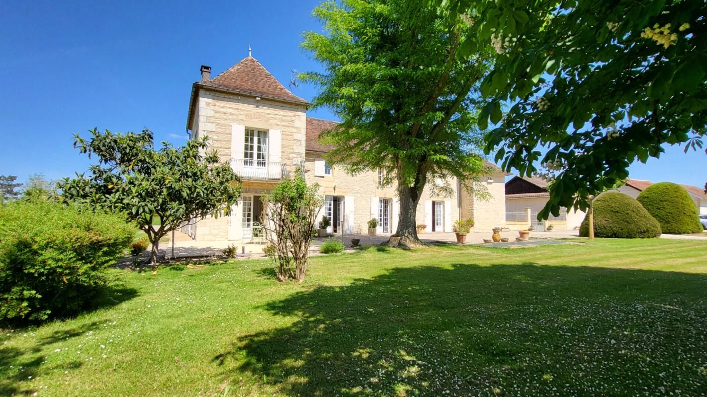 Proche Bergerac Demeure en pierres, gite et dépendances 17 pièces sur  parcelle de 23000 m²