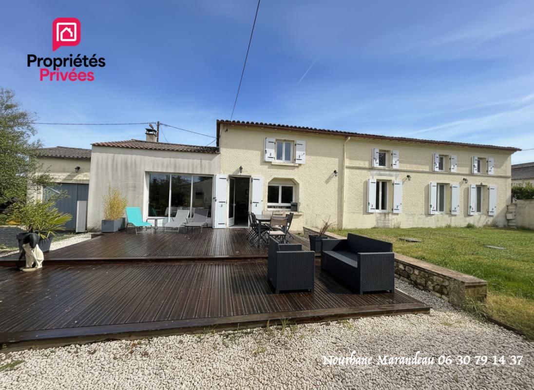 Charentaise - 159 m2 - 3 chambres - Grandes dépendances - PRIX  282 150  HAI