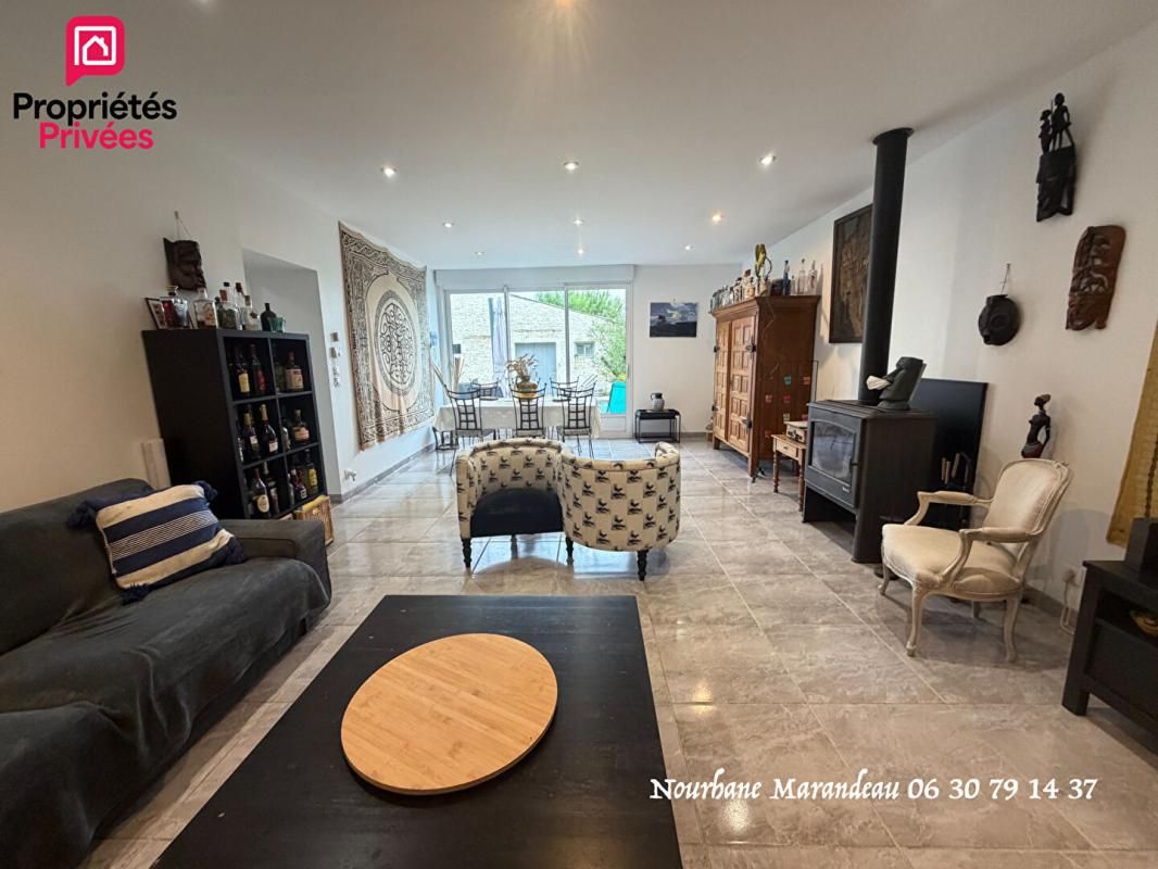 THAIMS Charentaise - 159 m2 - 3 chambres - Grandes dépendances - PRIX  282 150  HAI 3