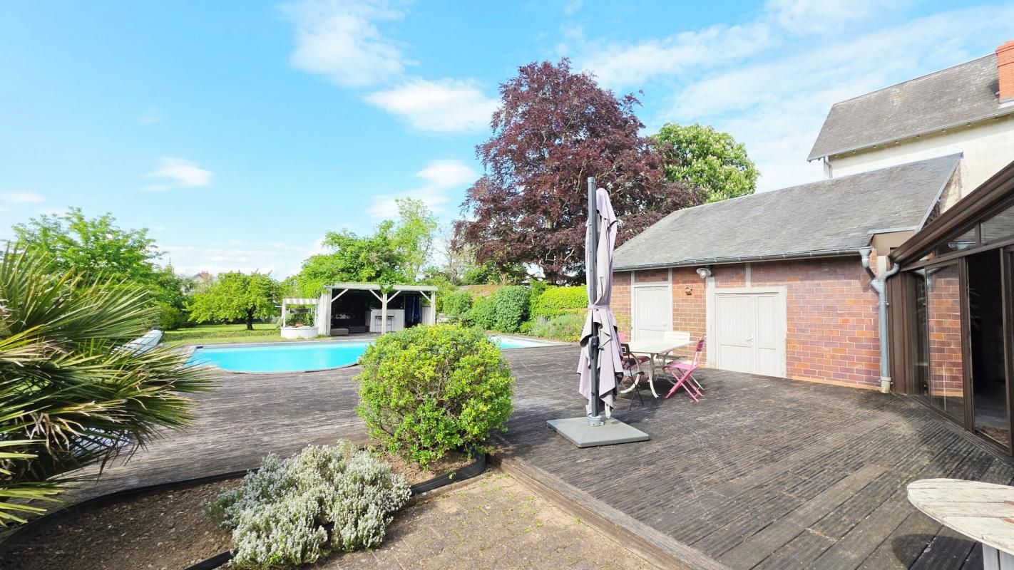 BOURGES MAISON 183 M² 7 PIECES 5 CHAMBRES PISCINE