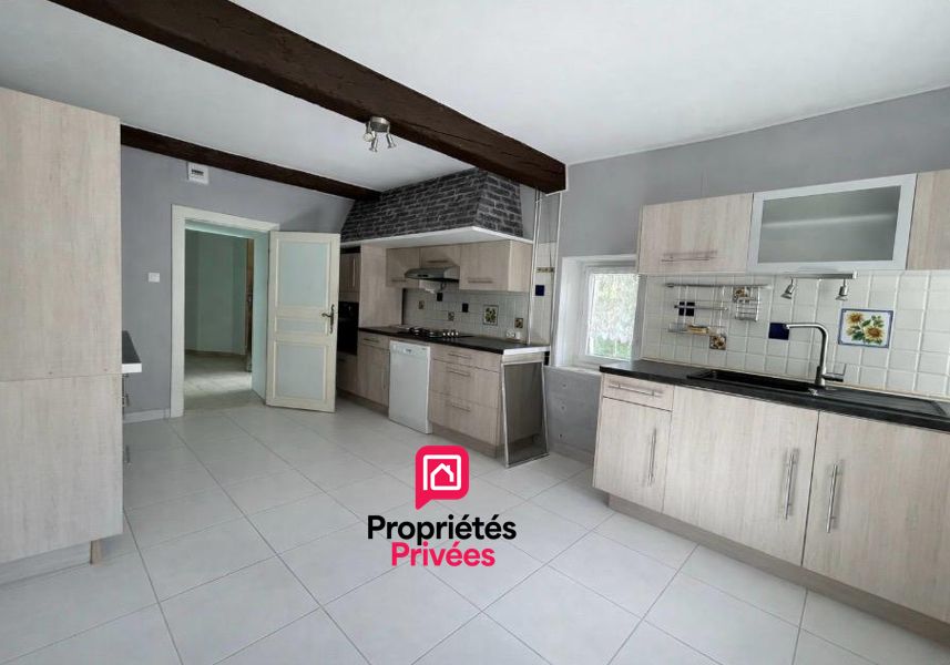 PLASSAC 25 kms de Saint-André de Cubzac : Maison en pierre 149 m2 - Cuisine indépendante aménagée et équipée - Grand séjour avec cheminée en pierre - 4 chambres - garage attenant - atelier 4
