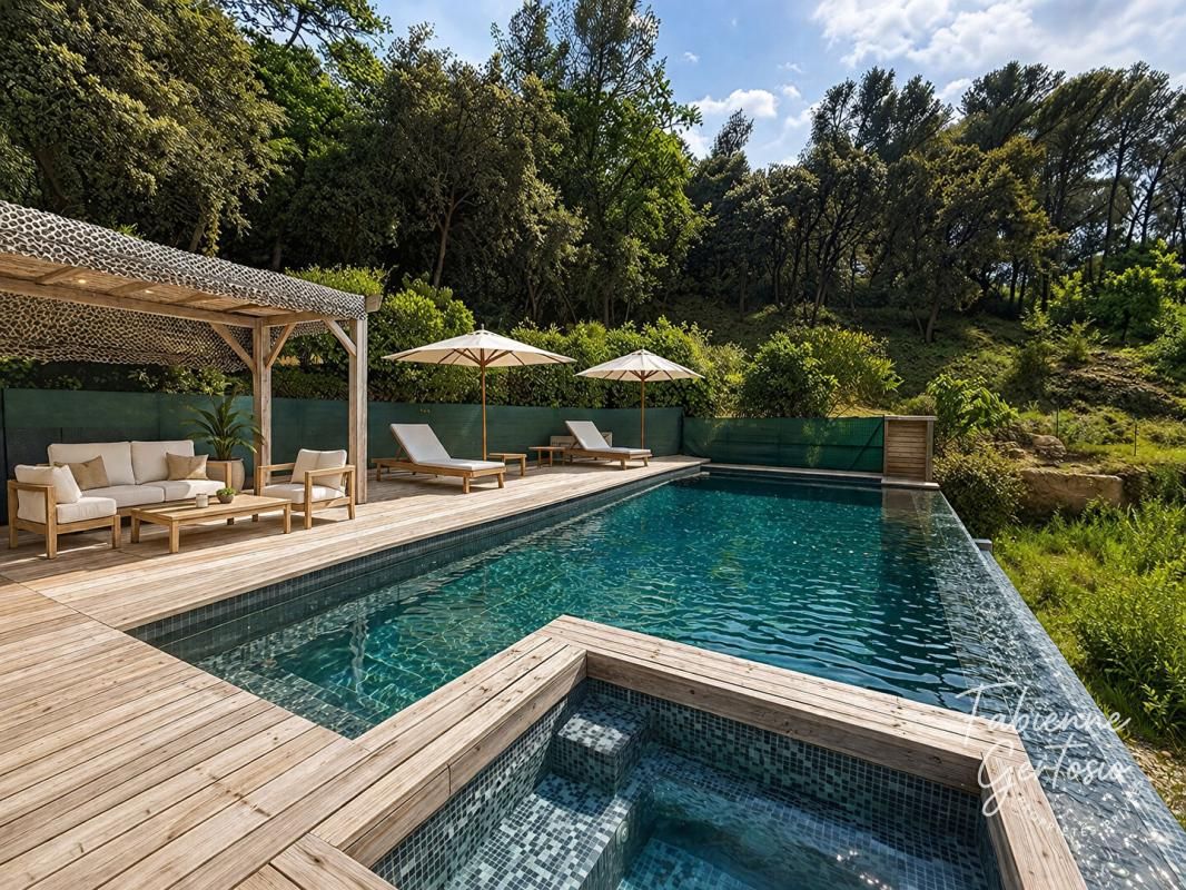 SOLLIES-TOUCAS SOLLIES-TOUCAS! Maison contemporaine avec piscine et garage de74m2 1