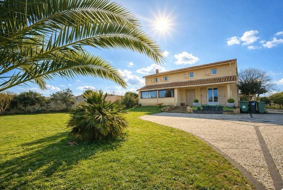 AMBARES-ET-LAGRAVE Ambares Et Lagrave ,Maison familiale rénovée de 230 m2 habitables - 8 pièces -5 chambres dont une suite parentale en rdc - Grande pièce vie - Piscine - Parc arboré - Carport 2