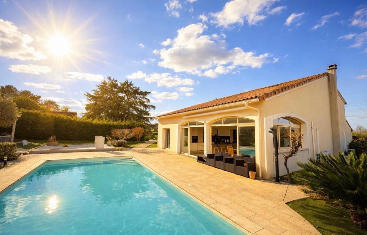 AMBARES-ET-LAGRAVE Ambares Et Lagrave ,Maison familiale rénovée de 230 m2 habitables - 8 pièces -5 chambres dont une suite parentale en rdc - Grande pièce vie - Piscine - Parc arboré - Carport 4