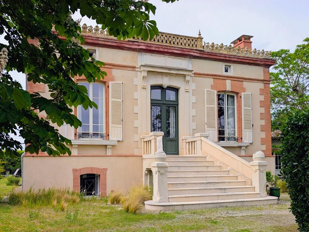 CAZERES Maison de Maître de 282 m² avec 5 chambres, dépendance et piscine sur terrain de 1585 m² 1