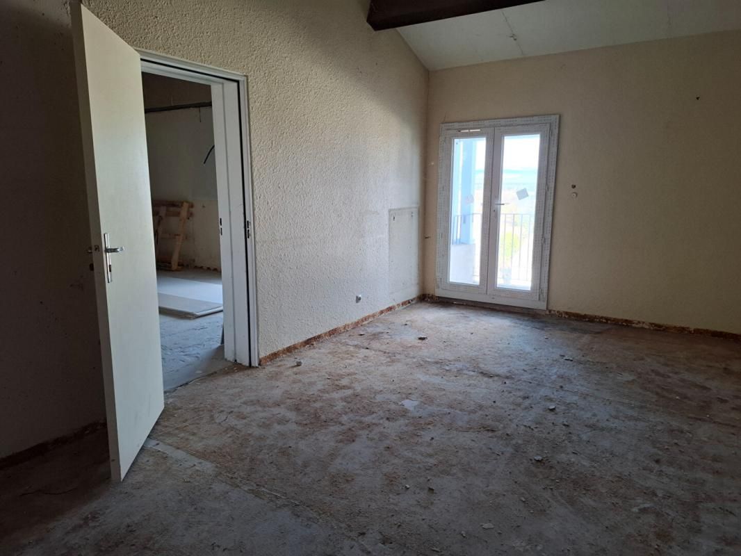 SAINT-CHRISTOL Saint-Christol (84), Appartement 68 m² avec grand balcon,  Fort potentiel 52 000 3