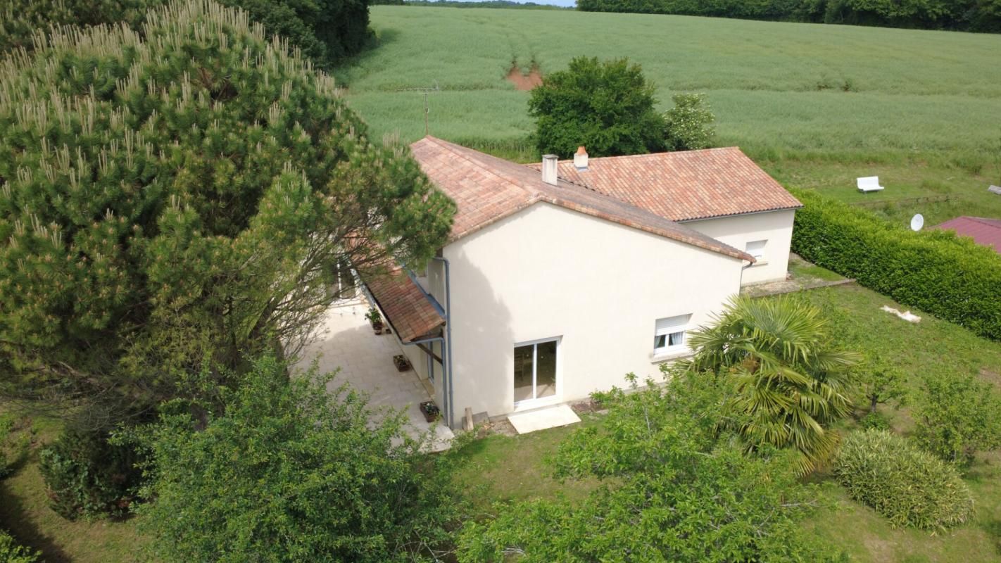 LIGUGE Maison à Ligugé de 230 m2 , 4 chambres +1 studio indépendant, jardin, garage 1