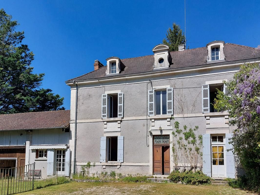 SAINT-ASTIER Maison individuelle 7 pièce(s) 176 m2 + dépendances 1