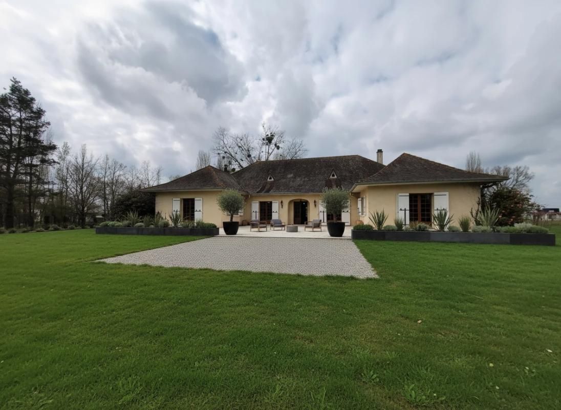 Maison de prestige avec un plan d'eau