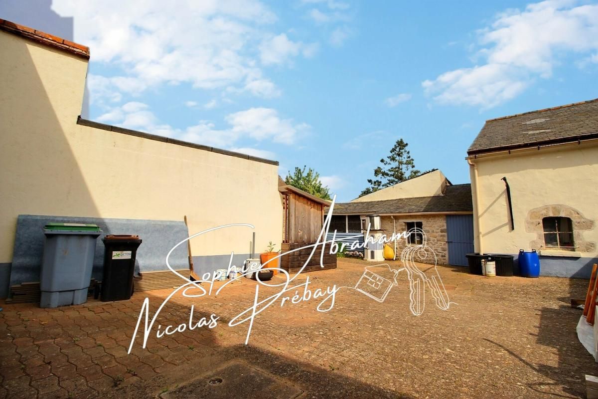 ANGERVILLE Maison en pierres avec cour close de murs et dépendances 2