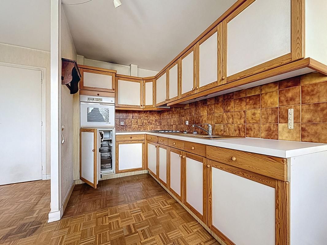 VILLEJUIF Grand  studio à Villejuif  métro 7 de 40 m2 Cave et Parking 2