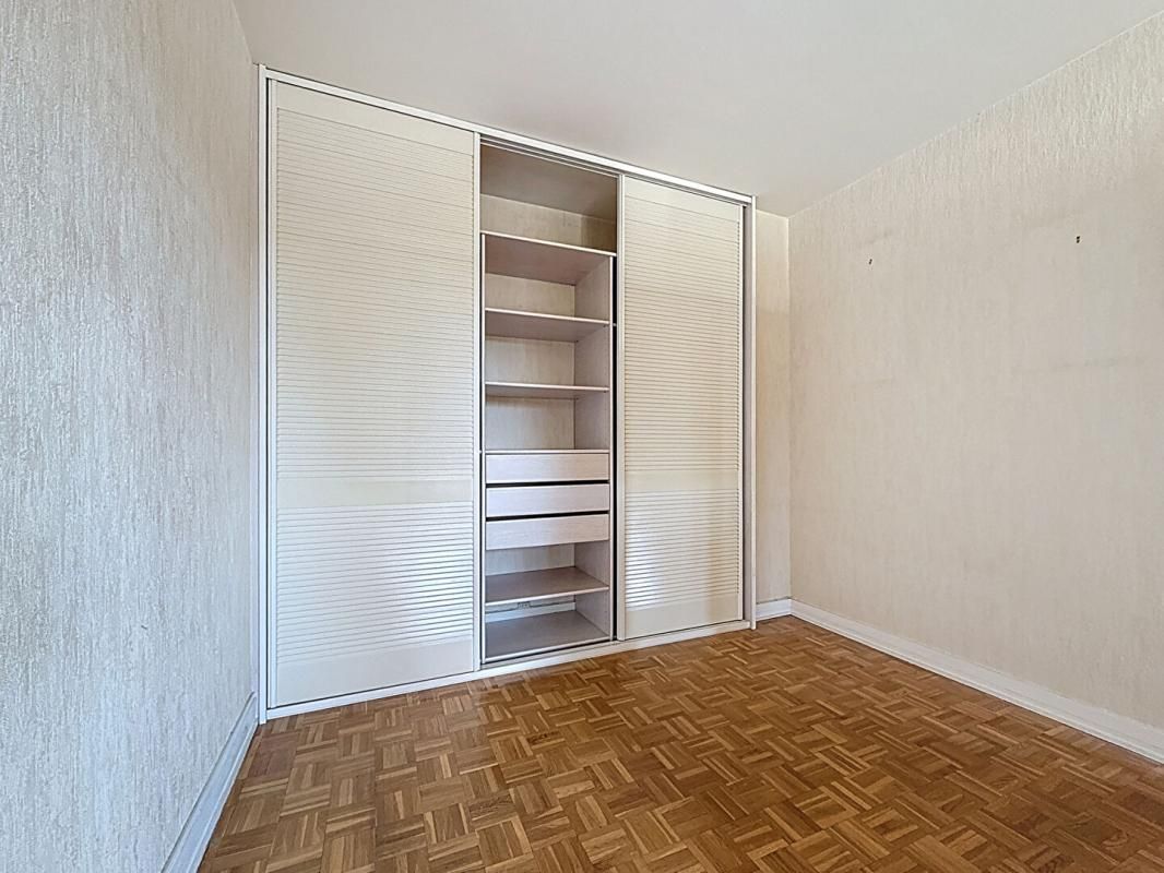VILLEJUIF Grand  studio à Villejuif  métro 7 de 40 m2 Cave et Parking 4