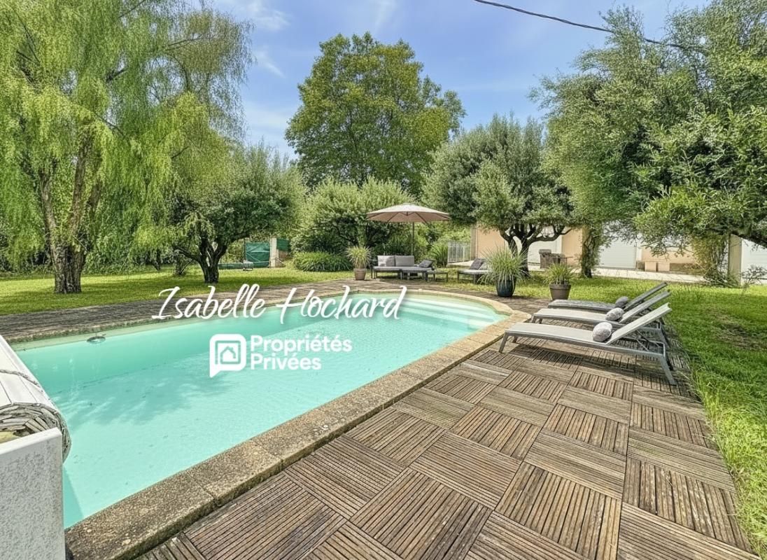 CUERS Maison familiale avec piscine, grands volumes et fort potentiel. Terrain 1 982 m² 1