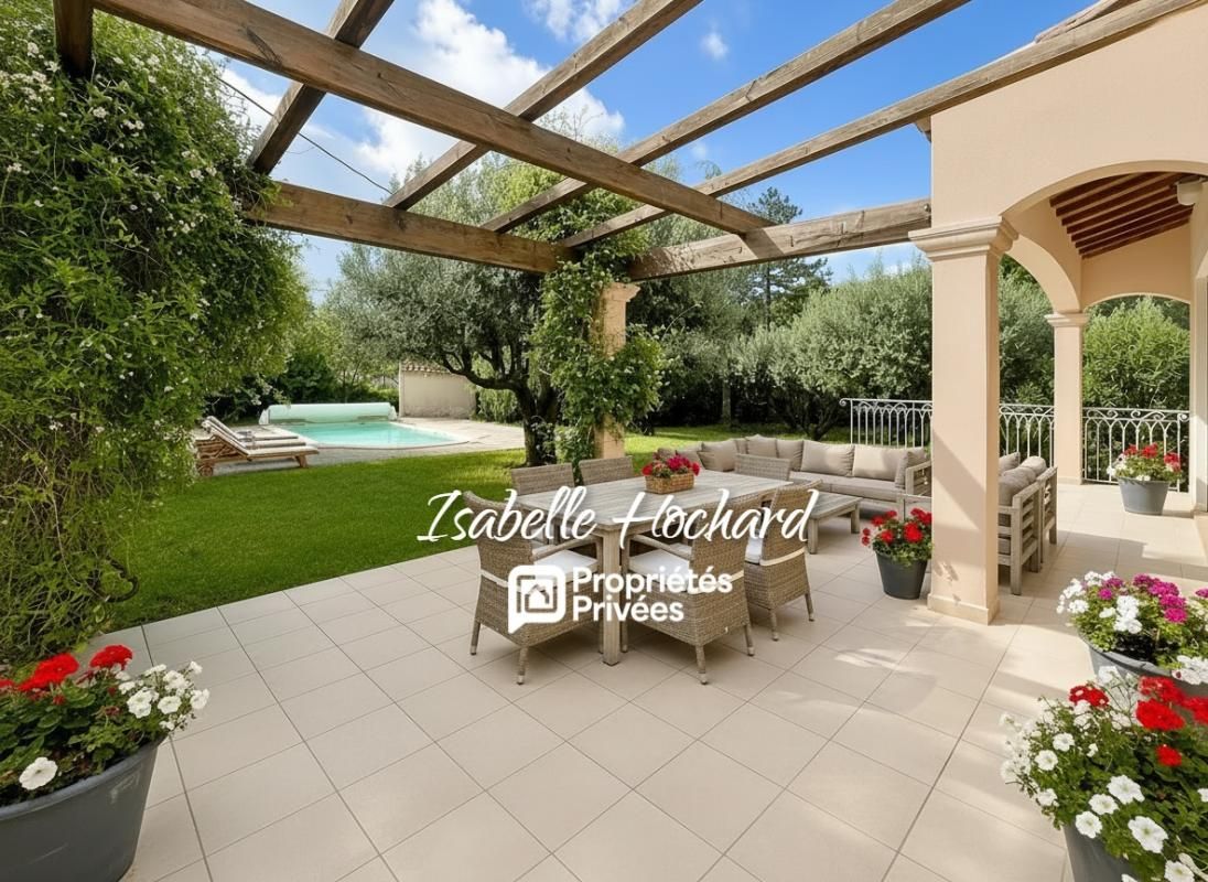 CUERS Maison familiale avec piscine, grands volumes et fort potentiel. Terrain 1 982 m² 3