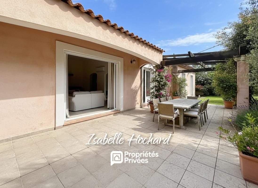 CUERS Maison familiale avec piscine, grands volumes et fort potentiel. Terrain 1 982 m² 4
