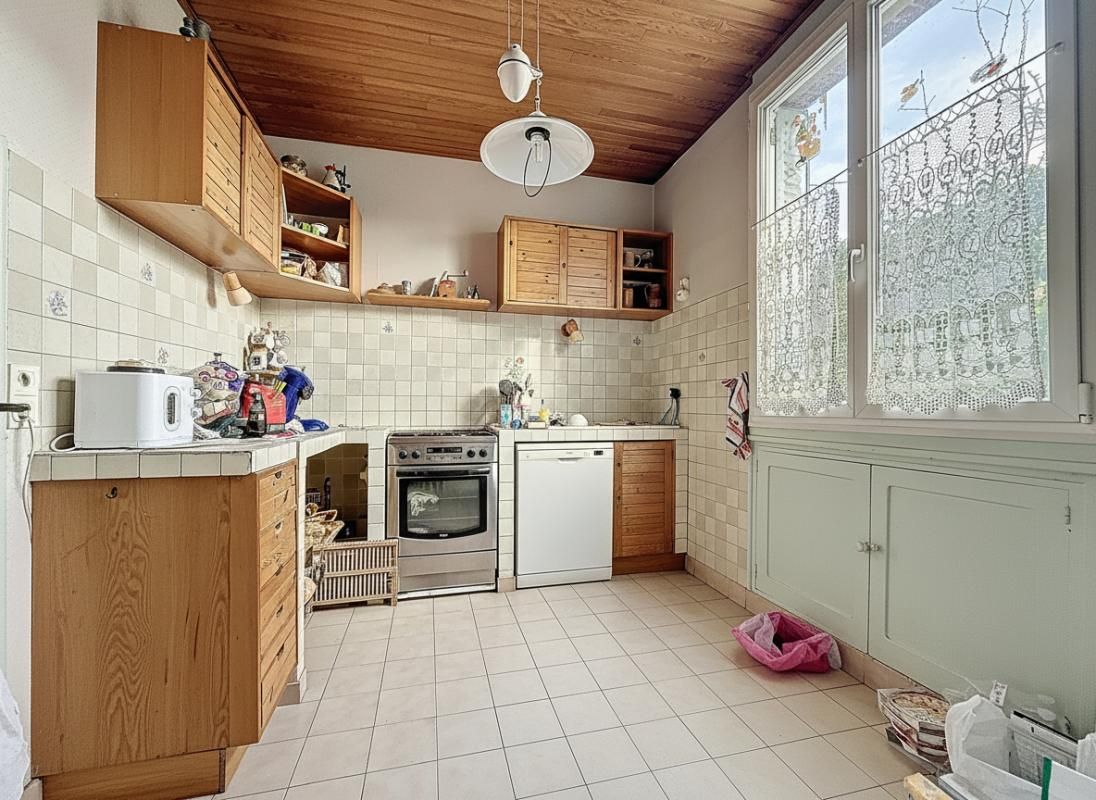 VILLEJUIF Maison  4 pièces de 126  m2  de surface.  85 m2  habitables 3