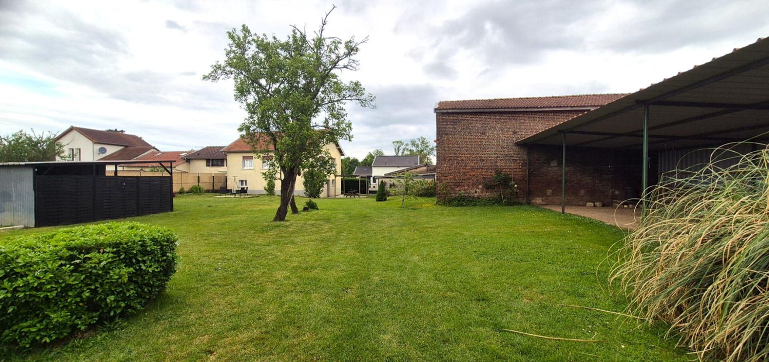 Belle Maison Individuelle ou Pavillon sur Sous-sol de 91 m² Entièrement Rénovée avec Cours, Garage avec Atelier, Dépendances fermées, Terrasses, Appentis et Terrain Piscinable clos et arboré de 2062 m²