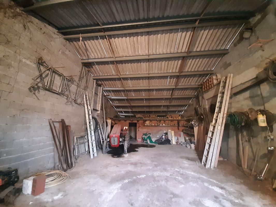 SAINTE-TERRE 33350 SAINTE TERRE - ENTREPOT 400 M² 2