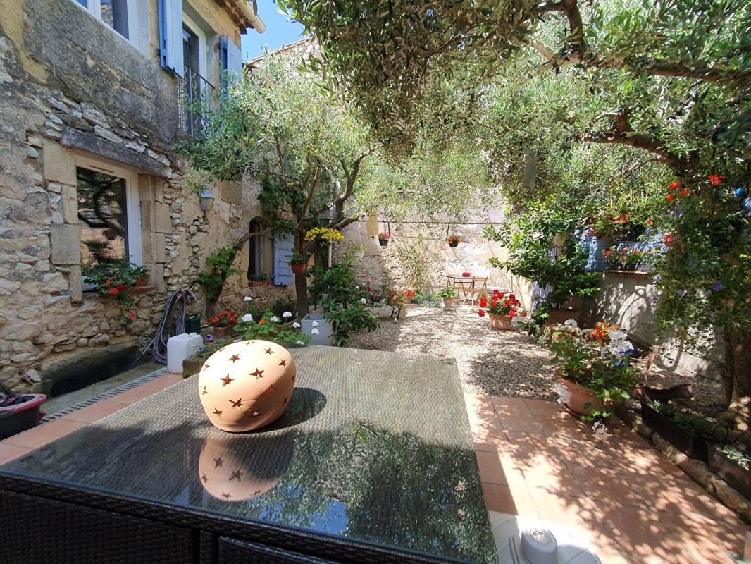 UZES Maison de village en pierres avec jardin 2