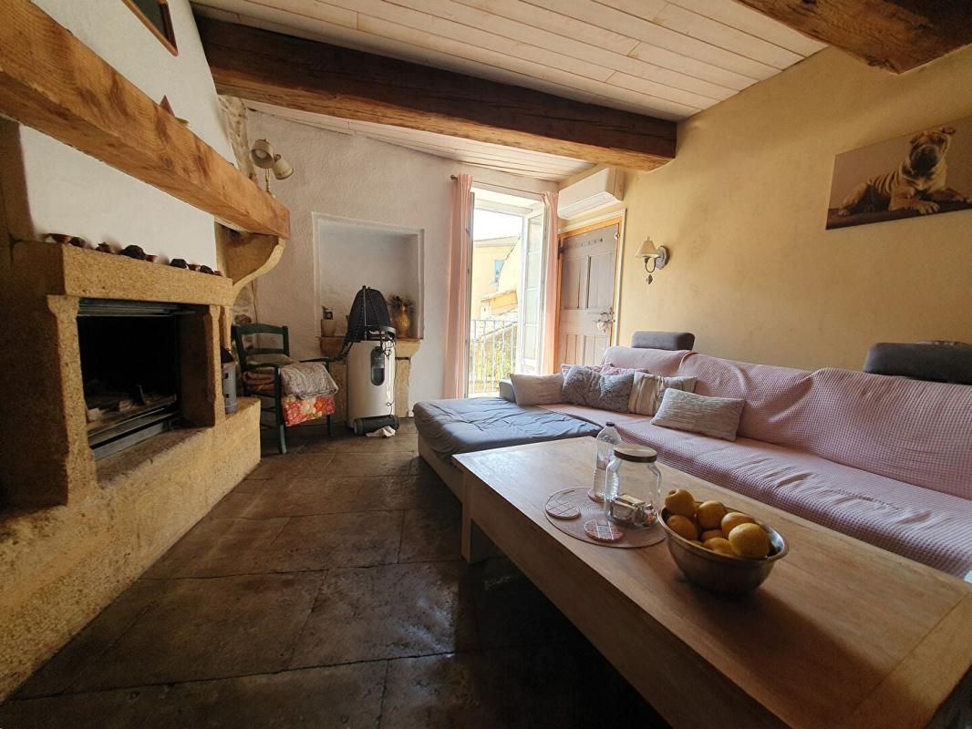UZES Maison de village en pierres avec jardin 4
