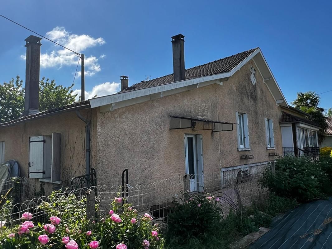 Maison  T5/6 d'env. 200 m2 avec étang, verger et nombreuses annexes sur  SANILHAC (24660)