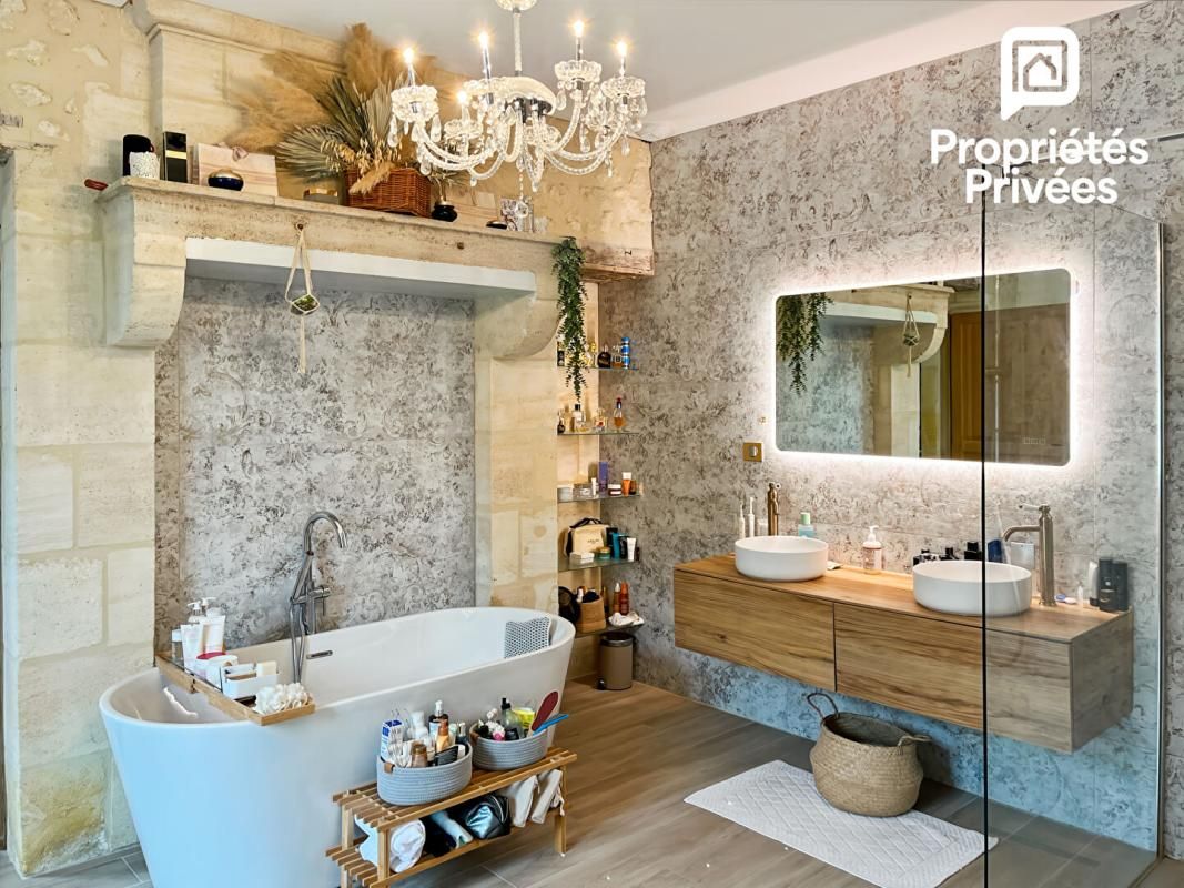 CAMBES Propriété de caractère en pierre  - 215 m² - Piscine - Grotte / carrière - Cambes - 20 min Bordeaux 1