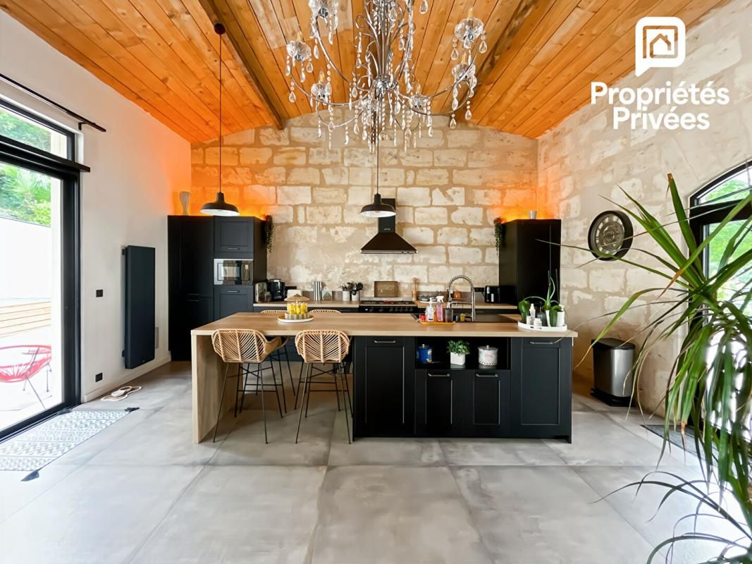 CAMBES Propriété de caractère en pierre  - 215 m² - Piscine - Grotte / carrière - Cambes - 20 min Bordeaux 2