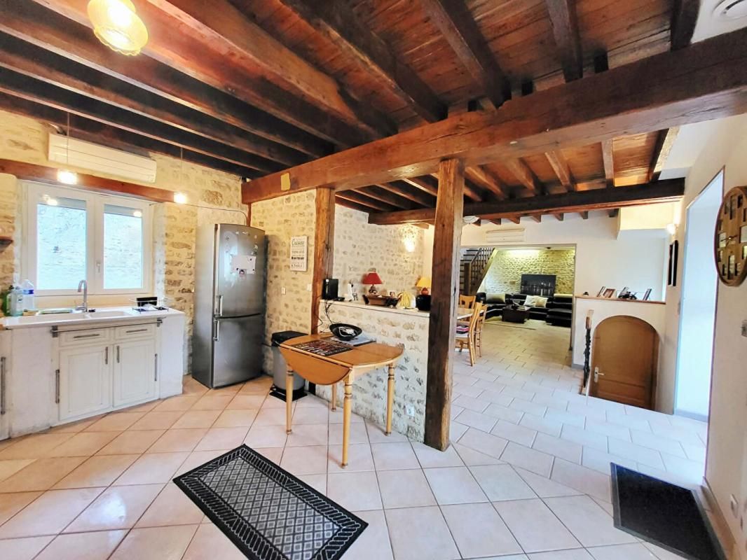 MAISON EN PIERRE  4 Chambres,  avec dépendances