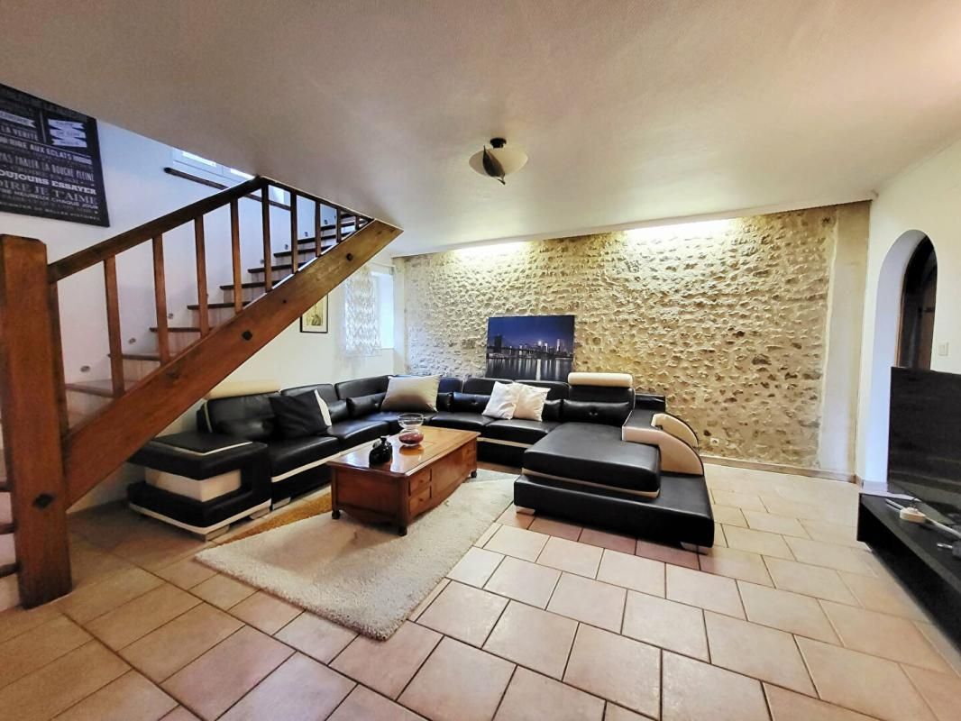 SERMAISES MAISON EN PIERRE  4 Chambres,  avec dépendances 2