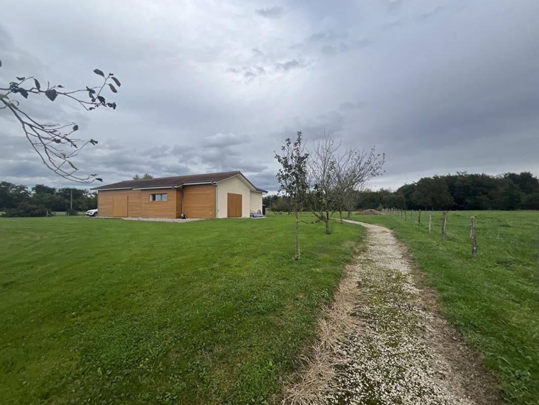 CRAS-SUR-REYSSOUZE Bâtiment Agricole Bresse Vallons 135 m2 terrain 12043 m² 2