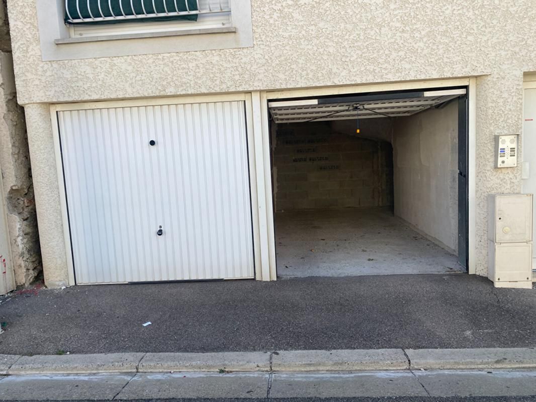 MIRAMAS À louer - Grand garage 36 m² à Miramas 2