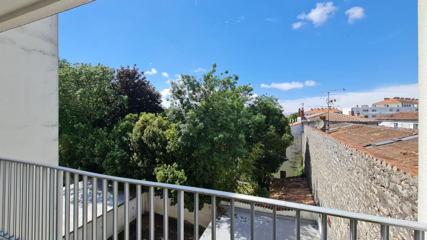 LA ROCHELLE A VENDRE à La Rochelle centre Appartement 85 m²  avec balcon + Parking + Cave 4