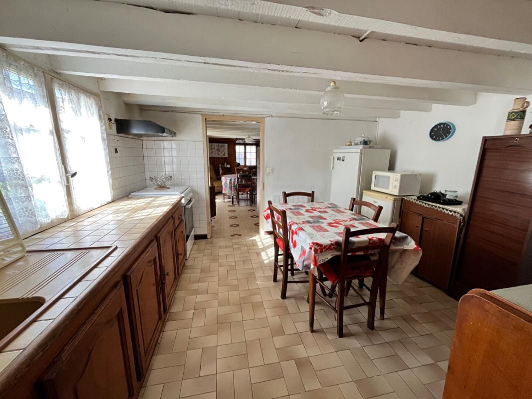 Maison atypique mitoyenne d'un côté, de 77 m2, 2 chambres, 180 m2 de terrain