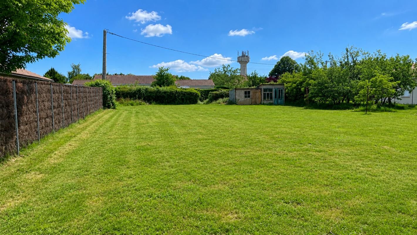 Terrain constructible plat de 1118 m2 à Vouneuil sous Biard