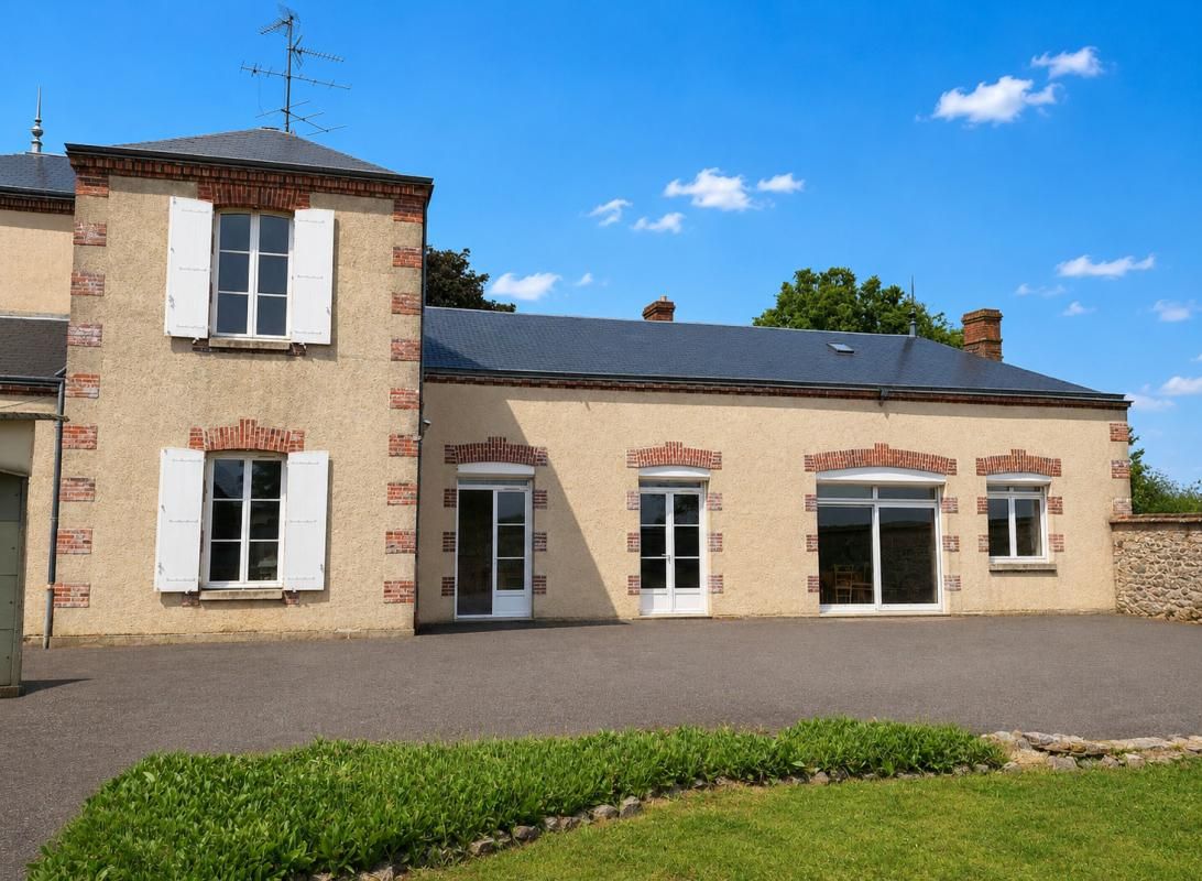 CHARTRES Ancienne Ecole de 165 m2 à Rénover 1