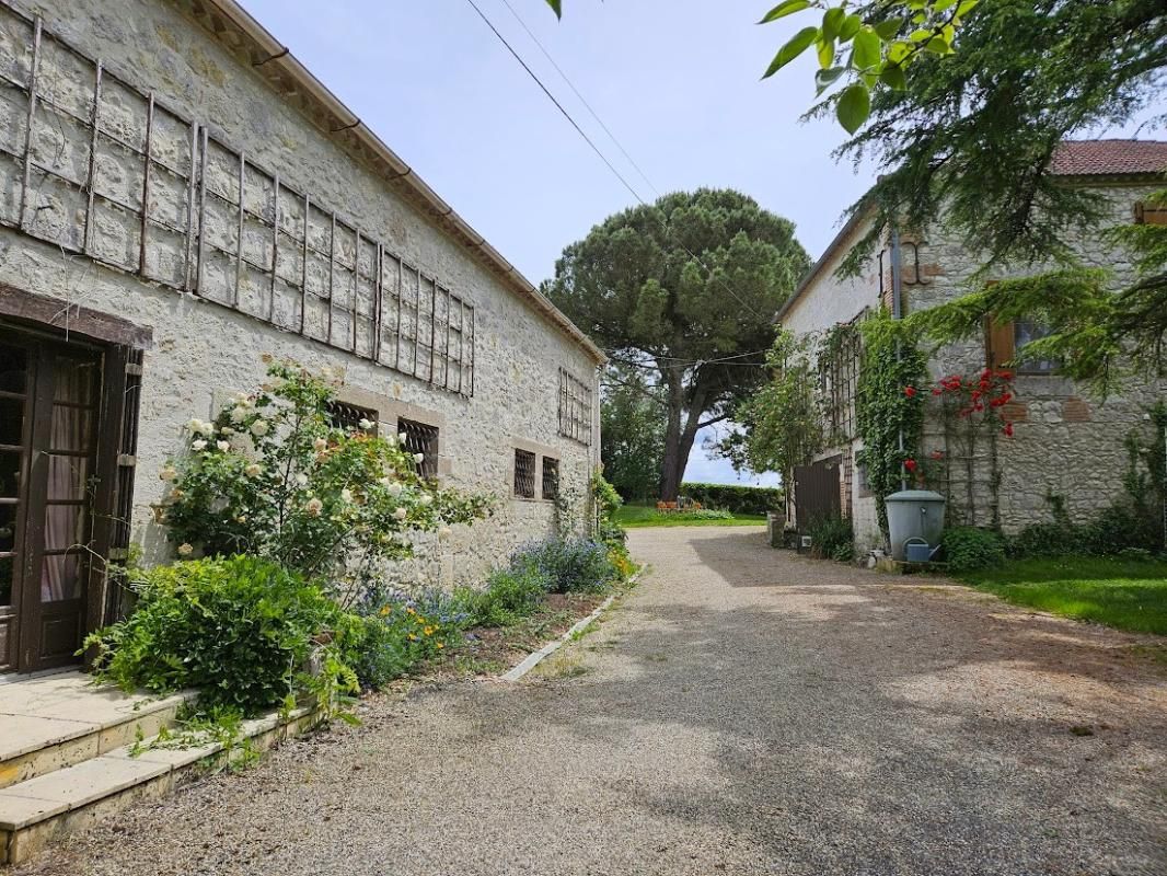 VALENCE Secteur Valence d'Agen : Maison - Gîte - Grange- Piscine - 3 ha 4