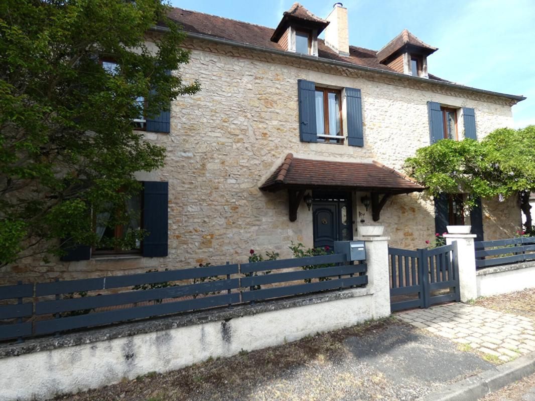 HAUTEFORT Maison en pierre 215 m2 / 5 chambres / sous-sol / terrain 6000m² 1